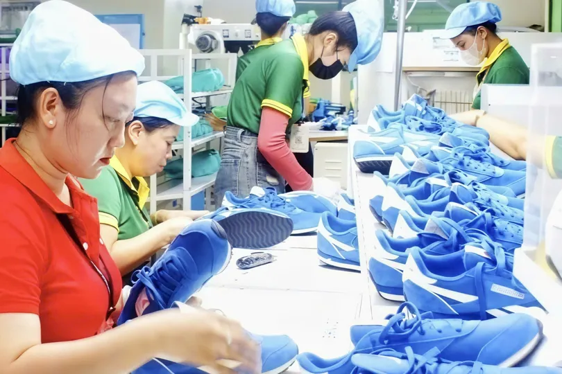 Công nhân làm việc tại Công ty cổ phần Đầu tư và sản xuất công nghiệp Lefaso Trà Vinh, xã Trà Cú, tỉnh Vĩnh Long. Ảnh: TÍN HUY