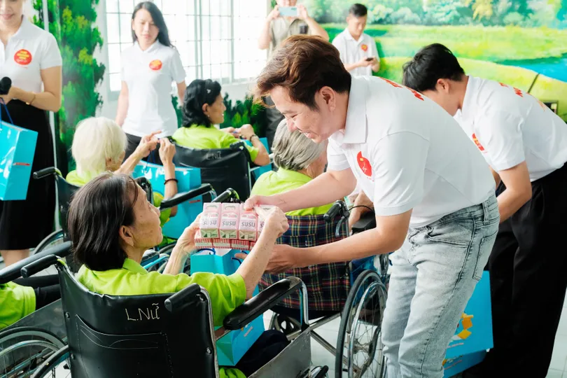 Ca sĩ Quốc Đại - Đội tình nguyện viên nghệ sĩ TPHCM, trao quà đến người khuyết tật