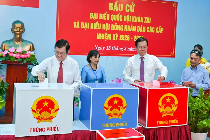 Nguyên Chủ tịch nước Trương Tấn Sang và Phó Bí thư Thường trực Thành ủy TPHCM Lê Quốc Phong bỏ phiếu bầu cử tại phường Tân Định