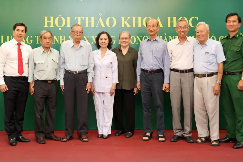 Trung tướng Võ Viết Thanh (thứ 4 từ phải qua) gặp gỡ đồng đội và cán bộ hiện tại của Lực lượng TNXP TPHCM. Ảnh: THU HOÀI