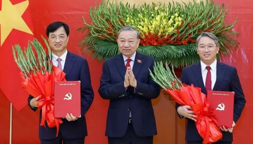 Tổng Bí thư, Chủ tịch nước Tô Lâm trao Quyết định của Bộ Chính trị và tặng hoa chúc mừng Trưởng Ban Tổ chức Trung ương Nguyễn Duy Ngọc, Chánh Văn phòng Trung ương Đảng Nguyễn Hải Ninh. Ảnh: TTXVN 