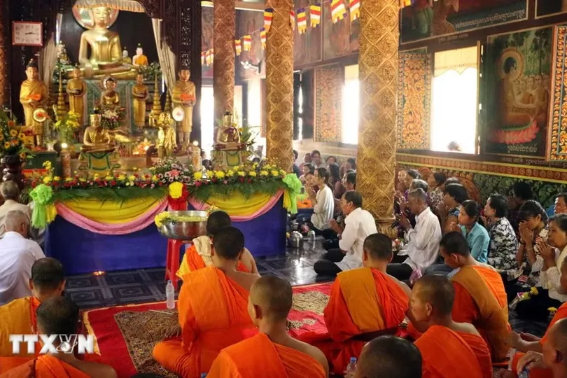 Sư sãi và bà con Phật tử Khmer tụng kinh trước khi làm Nghi lễ tắm Phật trong Tết Chôl Chnăm Thmây của đồng bào Khmer ở Sóc Trăng. Ảnh: TTXVN