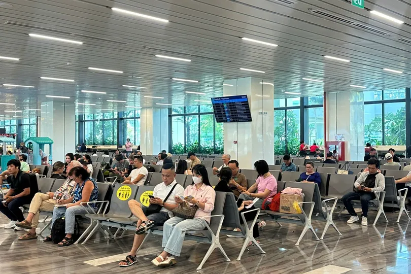 Hành khách chờ lên máy bay tại nhà ga T3