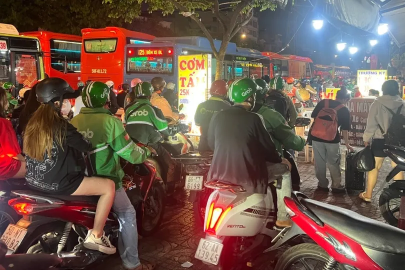 Giao thông các cửa ngõ ùn tắc nghiêm trọng