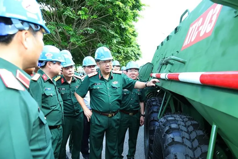 Bộ Quốc phòng kiểm tra tiến độ chế tạo xe thiết giáp chở quân chiến đấu XTC-03