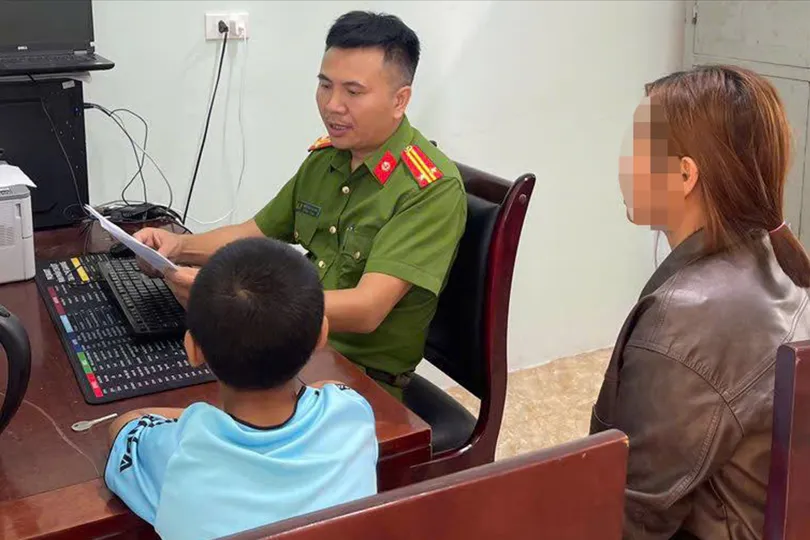 Công an xã Vân Du ghi nhận thông tin liên quan đến cháu N.H.T. Ảnh: Công an xã Vân Du 
