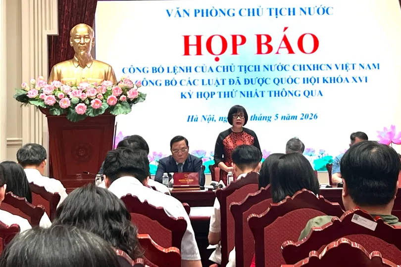 Thứ trưởng Bộ Tư pháp Đặng Hoàng Oanh giới thiệu về 5 luật do Bộ Tư pháp chủ trì soạn thảo. Ảnh: ANH PHƯƠNG
