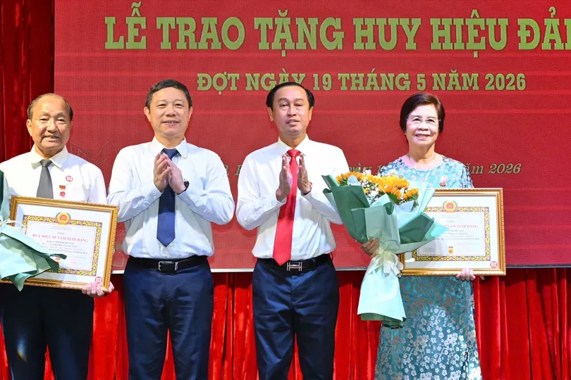 Trưởng Ban Tuyên giáo và Dân vận Thành ủy TPHCM trao tặng Huy hiệu Đảng