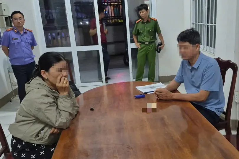 Báo trước có đoàn đến kiểm tra, trạm trưởng kiểm lâm bị khởi tố