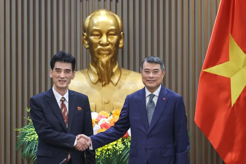 Thủ tướng Chính phủ Lê Minh Hưng tiếp Đại sứ đặc mệnh toàn quyền nước Cộng hòa DCND Triều Tiên tại Việt Nam Ri Sung Guk. Ảnh: VIẾT CHUNG