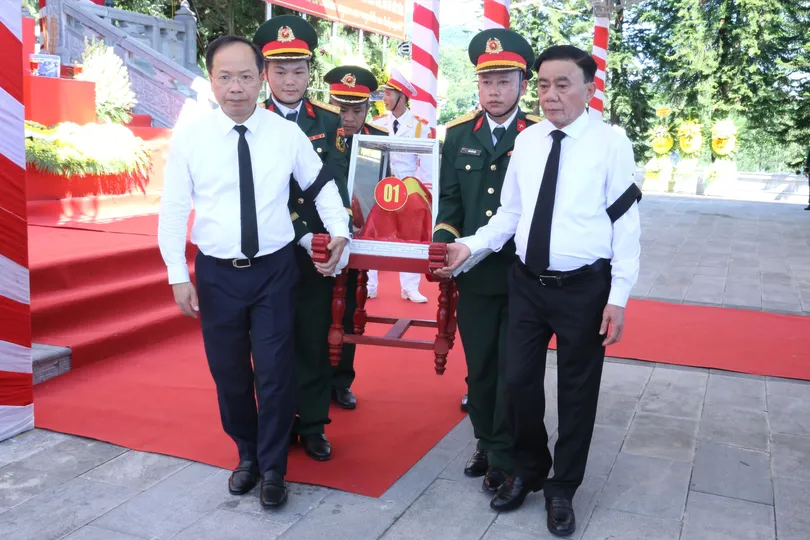 Thường trực Ban Bí thư Trần Cẩm Tú cùng Bí thư Tỉnh ủy Hà Tĩnh Nguyễn Duy Lâm di chuyển hài cốt liệt sĩ đến nơi an nghỉ vĩnh hằng tại Nghĩa trang Liệt sĩ Nầm