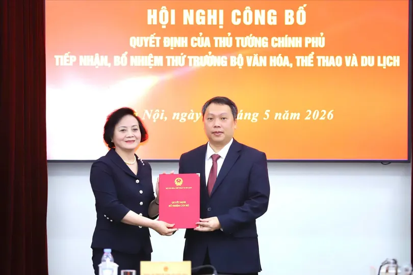 Phó Thủ tướng Phạm Thị Thanh Trà trao quyết định bổ nhiệm Thứ trưởng Bộ VH-TT-DL Nguyễn Huy Dũng. Ảnh: VIỆT HÙNG