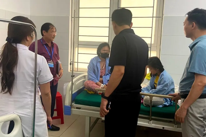 Cơ quan y tế Nghệ An động viên, thăm hỏi, kiểm tra sức khỏe các bệnh nhân bị ngộ độc thực phẩm
