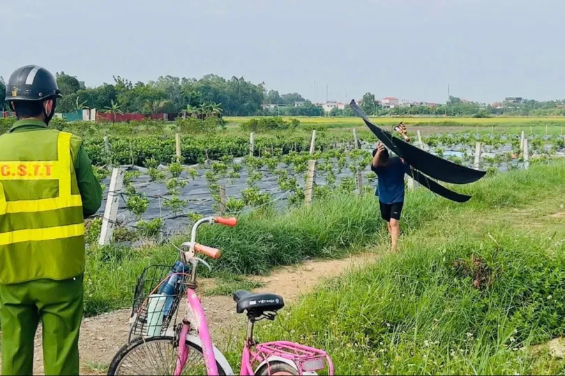 Lực lượng chức năng kiểm tra hiện trường khu vực thả diều gần sân bay Nội Bài. Ảnh: Cảng hàng không Quốc tế Nội Bài cung cấp