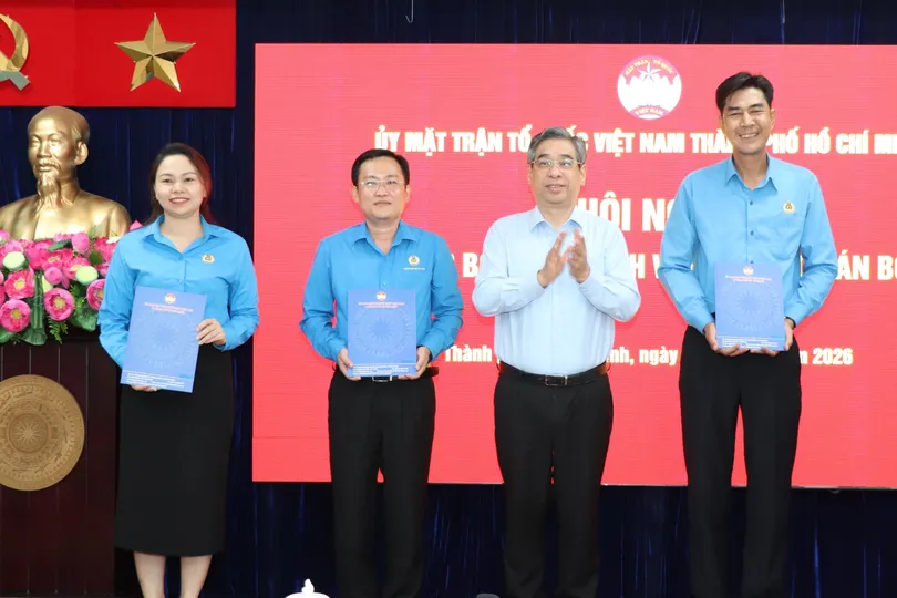 Đồng chí Nguyễn Phước Lộc trao quyết định bổ nhiệm các chức danh lãnh đạo Trung tâm Tư vấn và Hỗ trợ người lao động Công đoàn TPHCM. Ảnh: ANH HOÀNG
