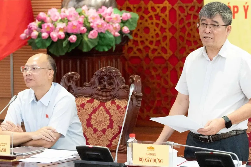 Ông Vũ Anh Tú, Phó Vụ trưởng Vụ Quy hoạch - Kiến trúc (Bộ Xây dựng) báo cáo tại phiên họp. Ảnh: CẨM HÀ 