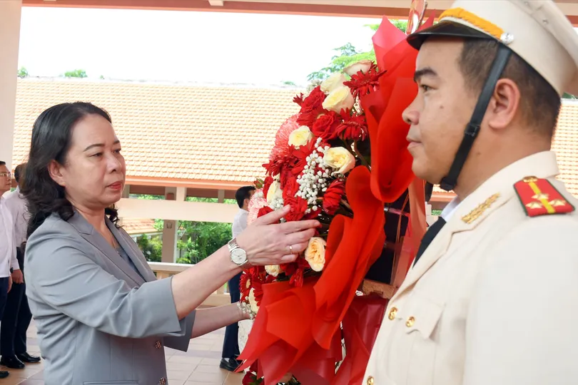 Phó Chủ tịch nước Võ Thị Ánh Xuân dâng hương tại Đền thờ Khu di tích cách mạng Bình Thành, tỉnh Tây Ninh