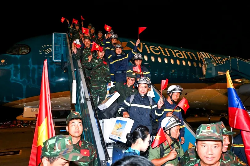Các thành viên đoàn cứu hộ, cứu nạn Việt Nam đã hoàn thành nhiệm vụ nhân đạo tại Venezuela và trở về nước. Ảnh: HOÀNG LAM