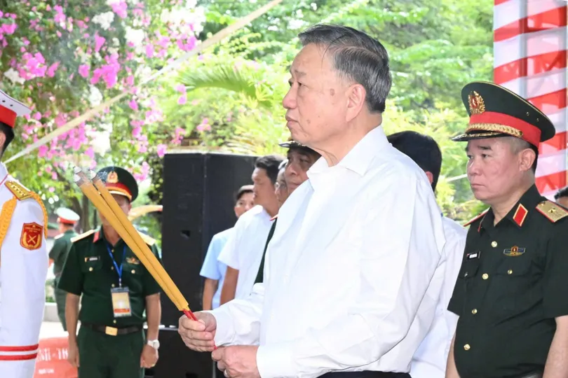 Tổng Bí thư, Chủ tịch nước Tô Lâm dâng hương tưởng niệm các Anh hùng liệt sĩ tại Công viên Lê Thị Riêng 