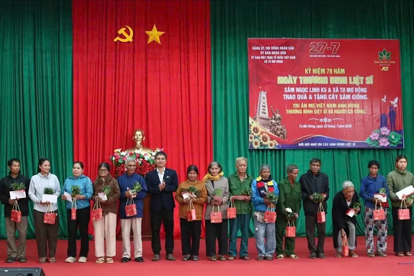Trao sâm giống Ngọc Linh cho gia đình người có công ở xã Tu Mơ Rông. Ảnh: THANH XIÊNG