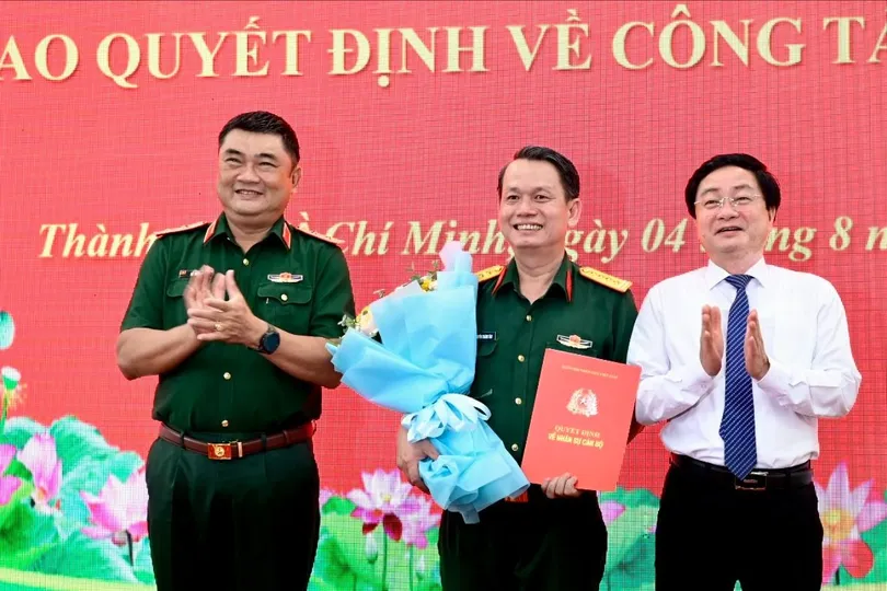 Trung tướng Lê Xuân Thế, Tư lệnh Quân khu 7 và Bí thư Tỉnh ủy tỉnh Tây Ninh Nguyễn Văn Quyết trao quyết định, tặng hoa chúc mừng Đại tá Nguyễn Thành Tâm