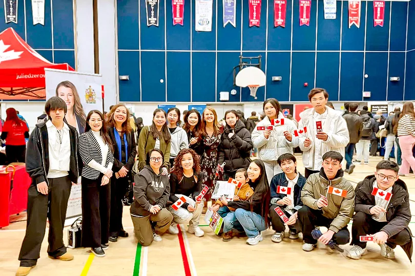 Các thành viên VYRH tham gia Hội chợ việc làm Devenport, Toronto, Canada. Ảnh: VYRH