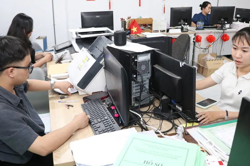 Cán bộ Văn phòng Đăng ký đất đai TPHCM (phường Gia Định, TPHCM) số hóa hồ sơ đất đai. ẢNH: NGÔ BÌNH