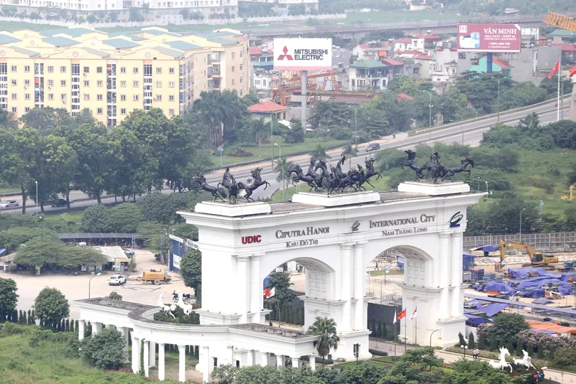 Hiếm hoi có khu đô thị ở Hà Nội ghi cả tiếng Việt trên biển tên đặt trước cổng. ẢNH: QUANG PHÚC