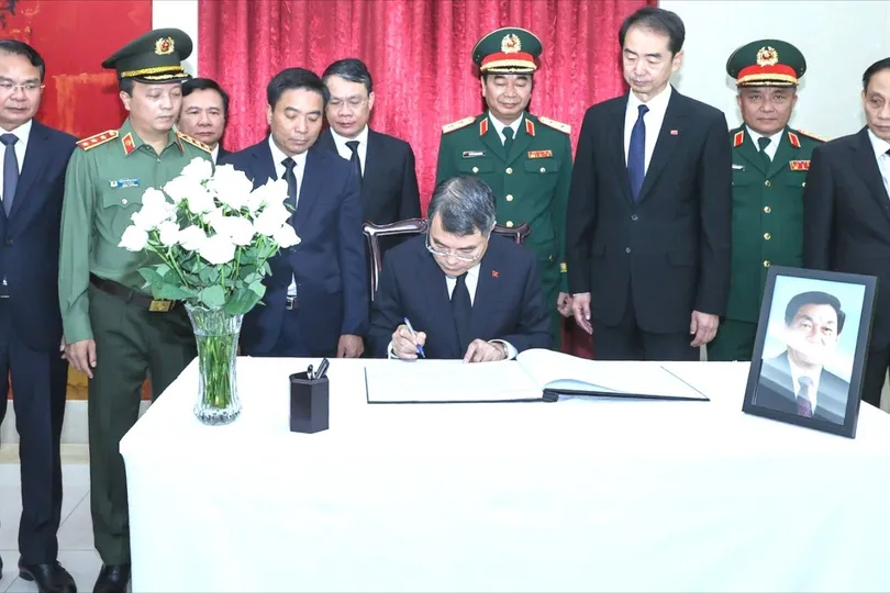 Thủ tướng Lê Minh Hưng dẫn đầu Đoàn đại biểu Đảng, Nhà nước, MTTQ Việt Nam đến viếng và ghi sổ tang tại Đại sứ quán Trung Quốc tại Việt Nam, sáng 18-8. Ảnh: ĐOÀN BẮC