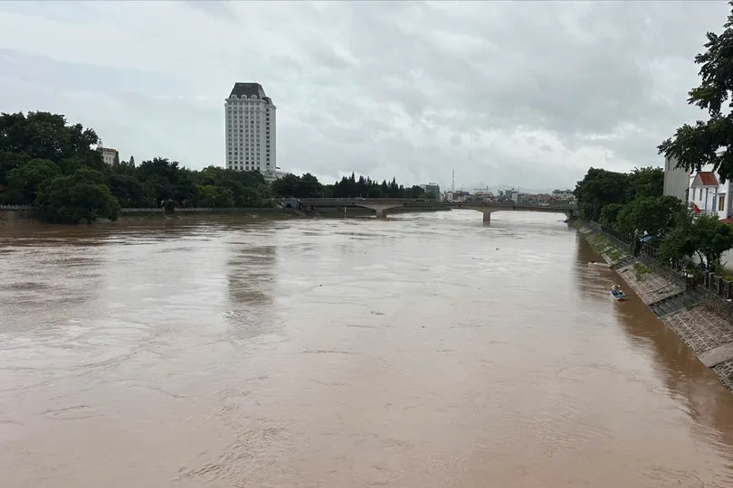 Bão gây mưa to. Nước lũ trên sông Kỳ Cùng lên nhanh. Ảnh: ĐÀI KTTV LẠNG SƠN cung cấp