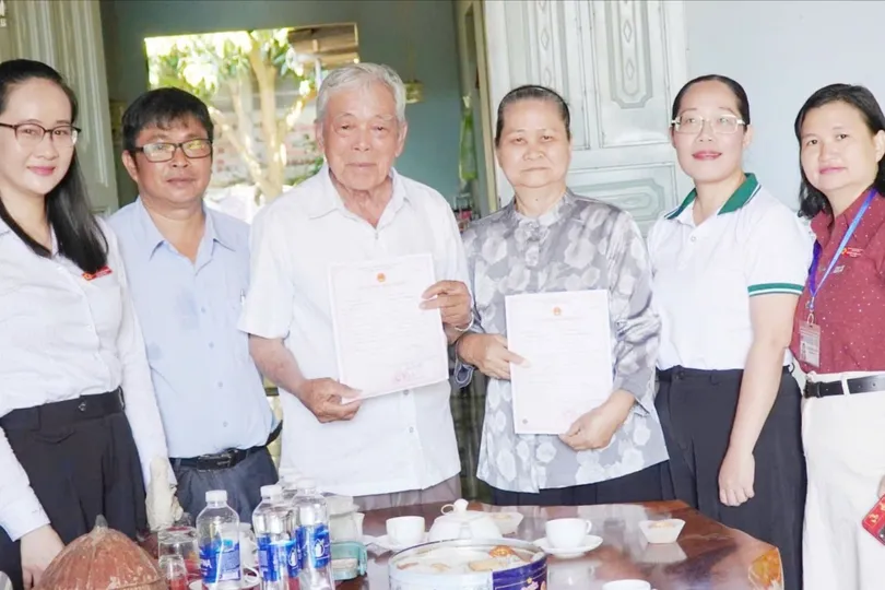 UBND xã Nghĩa Thành trao giấy chứng nhận kết hôn cho vợ chồng ông Minh và bà Quít 