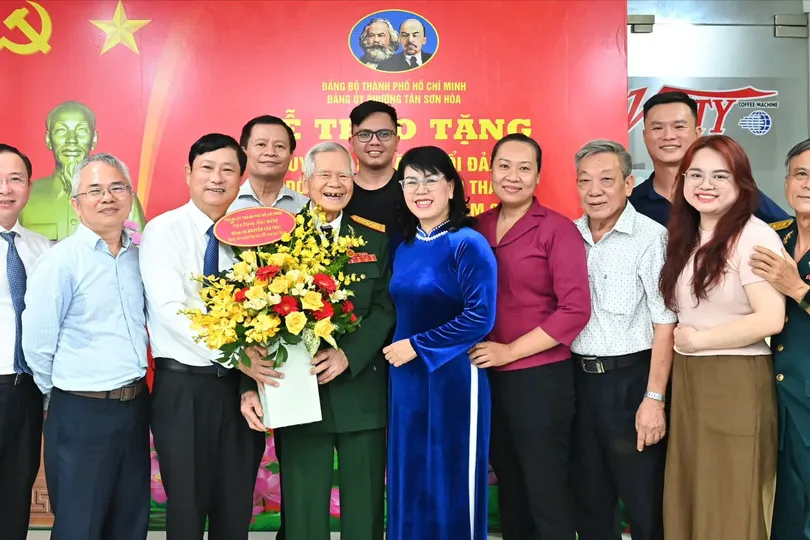 TPHCM: Gần 24.100 đảng viên nhận Huy hiệu Đảng đợt ngày 2-9-2026