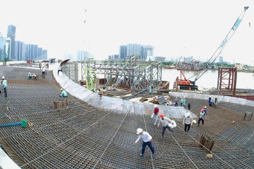 Đơn vị thi công chủ động phối hợp, chuẩn bị nhân lực, thiết bị và phương án kỹ thuật, sẵn sàng triển khai ngay khi sà lan được bàn giao. Ảnh: BẢO ANH