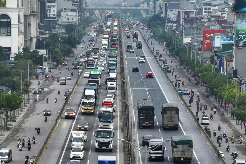 Lưu lượng phương tiện tăng cao. Ảnh: GIA KHÁNH