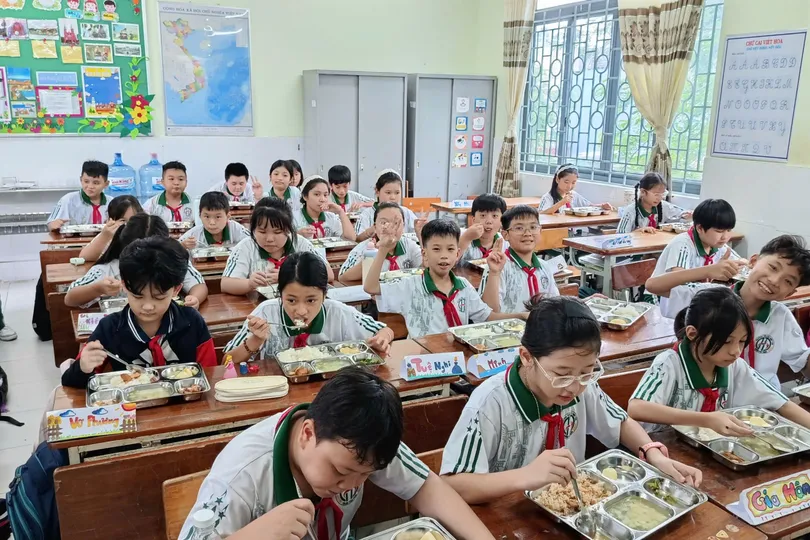Bữa trưa bán trú của học sinh Trường Tiểu học Hiệp Tân (phường Phú Thạnh). Ảnh: THU TÂM