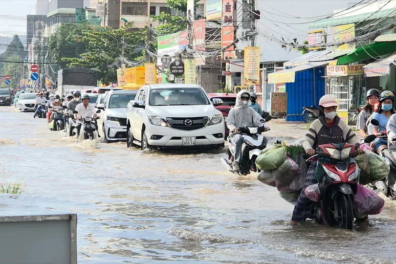 Nước tràn lên tuyến đường Hoàng Hạc trong khu công nghiệp Bình Minh, phường Cái Vồn, tỉnh Vĩnh Long. Ảnh: TÍN HUY