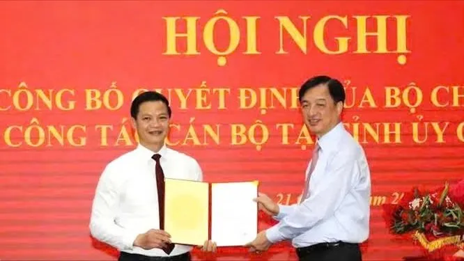 Đồng chí Nguyễn Duy Ngọc, Ủy viên Bộ Chính trị, Bí thư Trung ương Đảng, Trưởng Ban Tổ chức Trung ương trao quyết định cho đồng chí Vương Quốc Tuấn