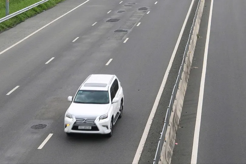 Tại Km234 trên đường cao tốc Vĩnh Hảo – Phan Thiết, khoảng 10 vị trí được dặm vá chi chít trên mặt đường 