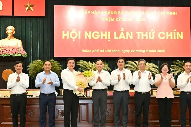 Ban Chấp hành Đảng bộ TPHCM chúc mừng tân Phó Bí thư Thành ủy TPHCM Nguyễn Sinh Nhật Tân 