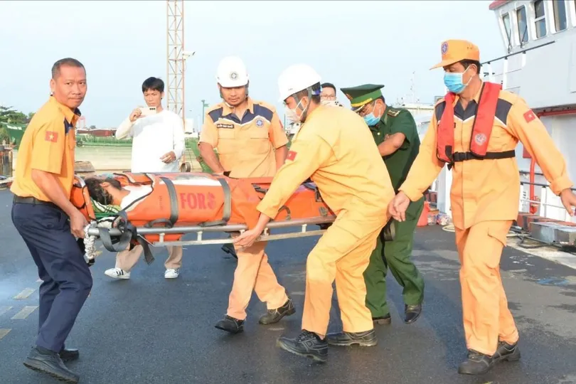 Đưa thuyền viên bị nạn về đến bờ an toàn.
