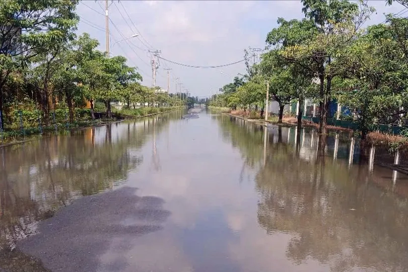 Nhiều khu vực tại KCN Đức Hòa 1, xã Mỹ Hạnh, tỉnh Tây Ninh bị ngập úng ảnh hưởng đến sản xuất, kinh doanh của nhiều doanh nghiệp