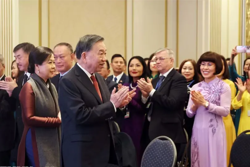Tổng Bí thư, Chủ tịch nước Tô Lâm cùng Phu nhân Ngô Phương Ly gặp gỡ cán bộ, nhân viên Cơ quan đại diện Việt Nam tại Bỉ và đại diện cộng đồng người Việt Nam tại châu Âu. Ảnh: TTXVN