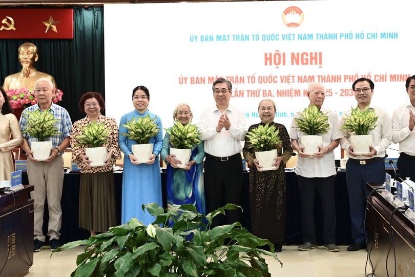 胡志明市市委副书记、市越南祖国阵线委员会主席阮福禄与市越南祖国阵线委员会领导向第一届胡志明市越南祖国阵线委员会委员赠送绿植（其中有市各少数民族文学艺术协会常务副主席张四妹）。