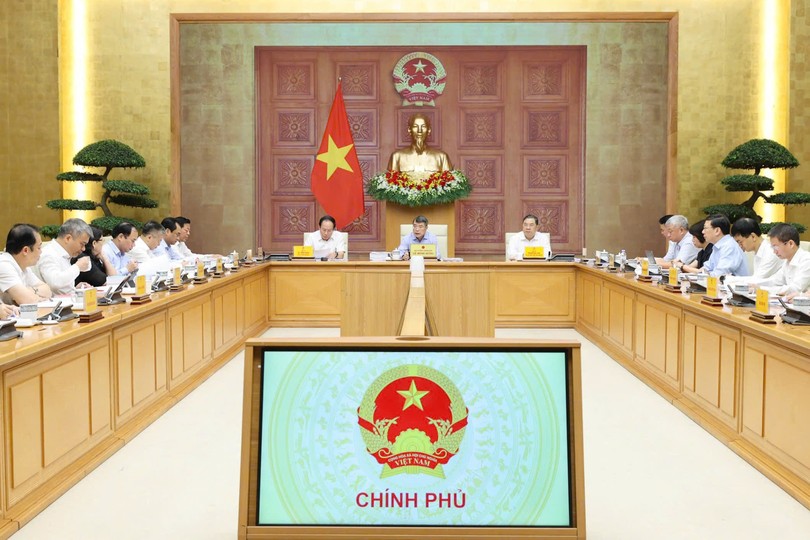 越南政府总理黎明兴主持会议。图：曰忠