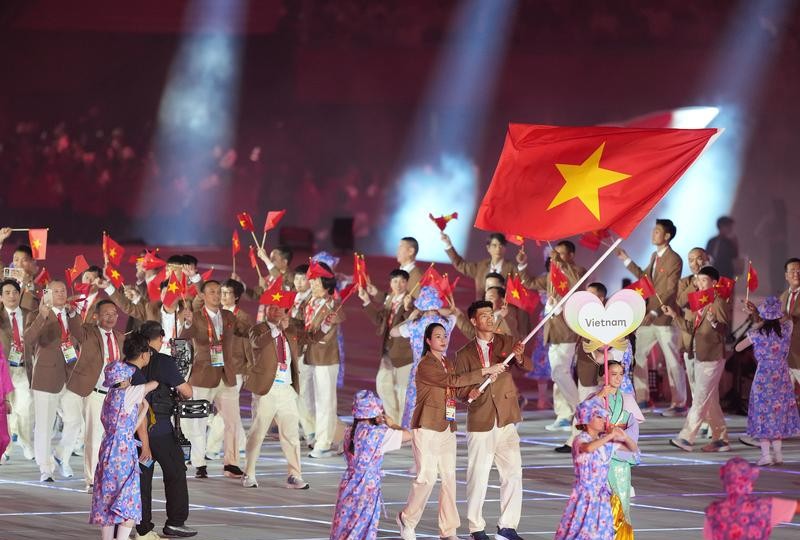9月19日，越南体育代表团在开幕式上入场。 新华社发（吕小炜摄）