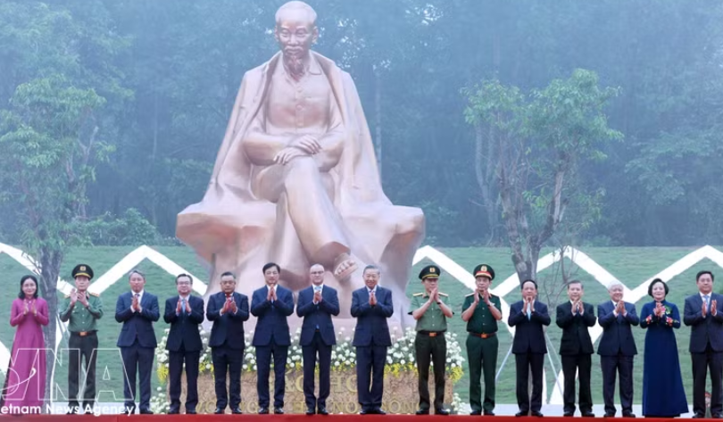 党中央总书记、国家主席苏林和各位代表出席“胡志明主席与祖国山河盛会”塑像落成仪式。图自越通社