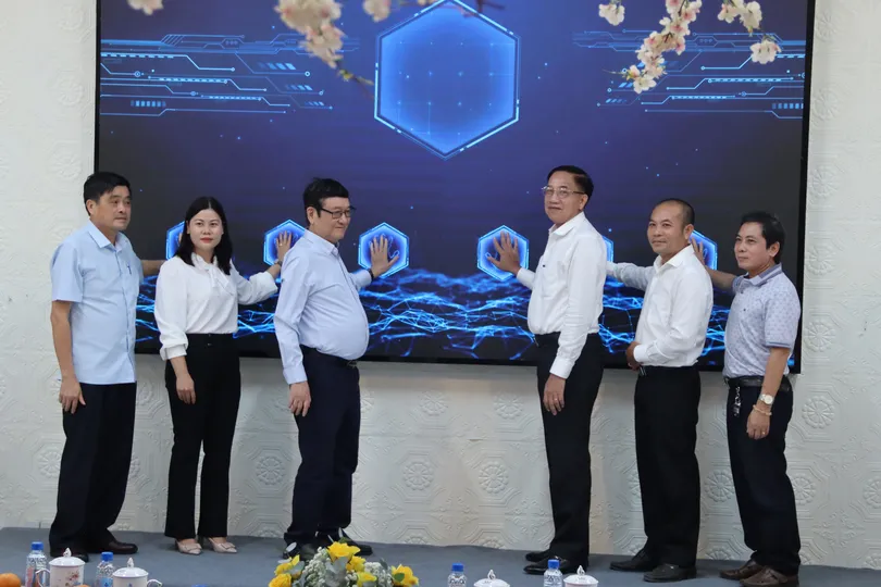 Các đại biểu thực hiện nghi thức phát động Tháng An toàn Vệ sinh lao động.