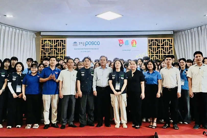 Lãnh đạo phường gặp gỡ đoàn tình nguyện.