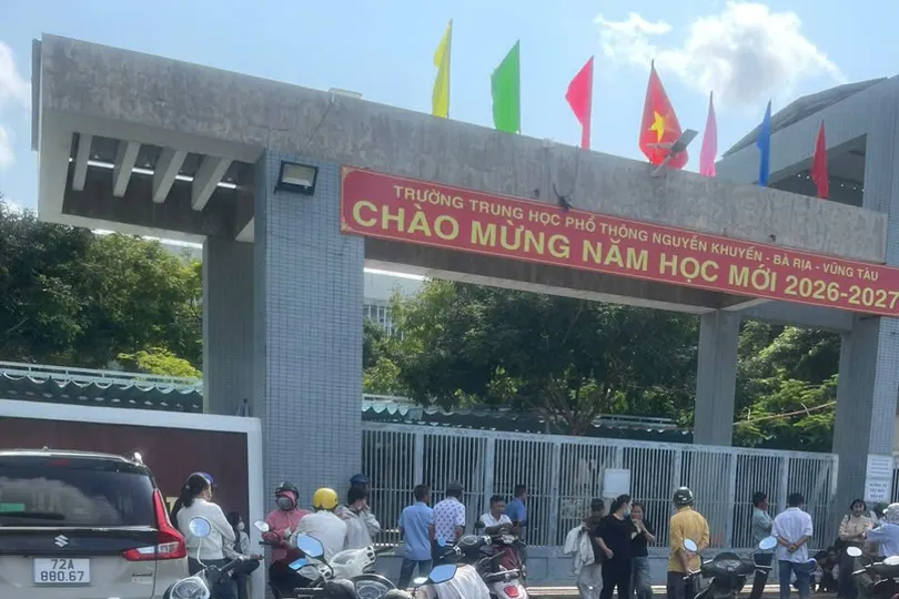 Hàng chục phụ huynh Trường THPT Nguyễn Khuyến bị “nhốt” ngoài cổng trường.