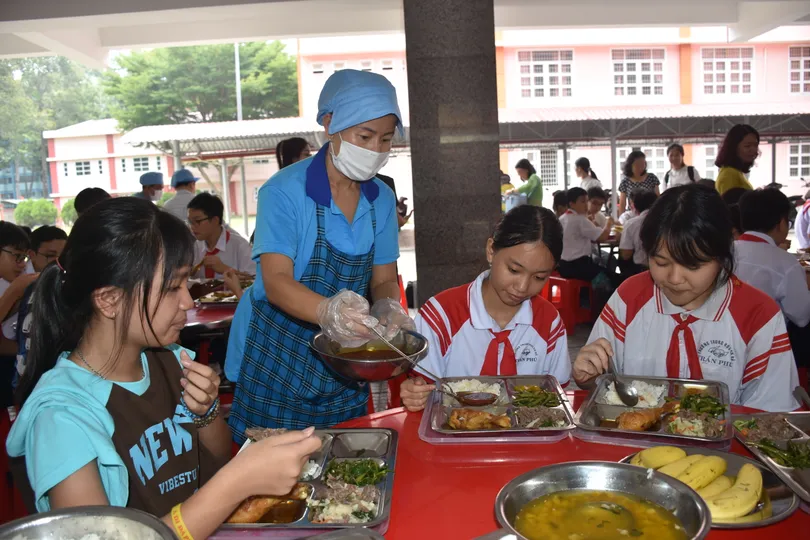 Bữa ăn bán trú đầu tiên của học sinh THCS công lập khu vực Bà Rịa - Vũng Tau (trước đây).